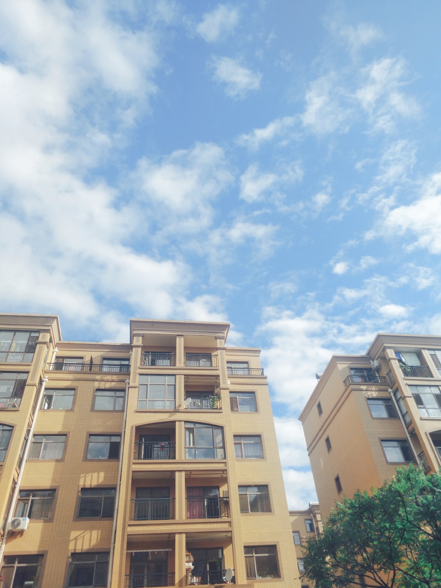 天空是蔚蓝色窗外有千纸鹤