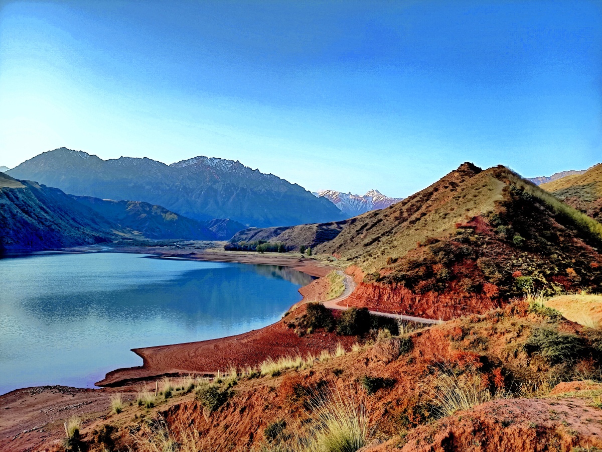 祁连山草原之瓦房城水库秋色