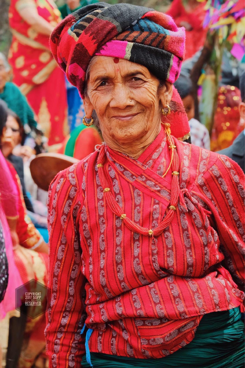 在尼泊尔山谷中的新娘