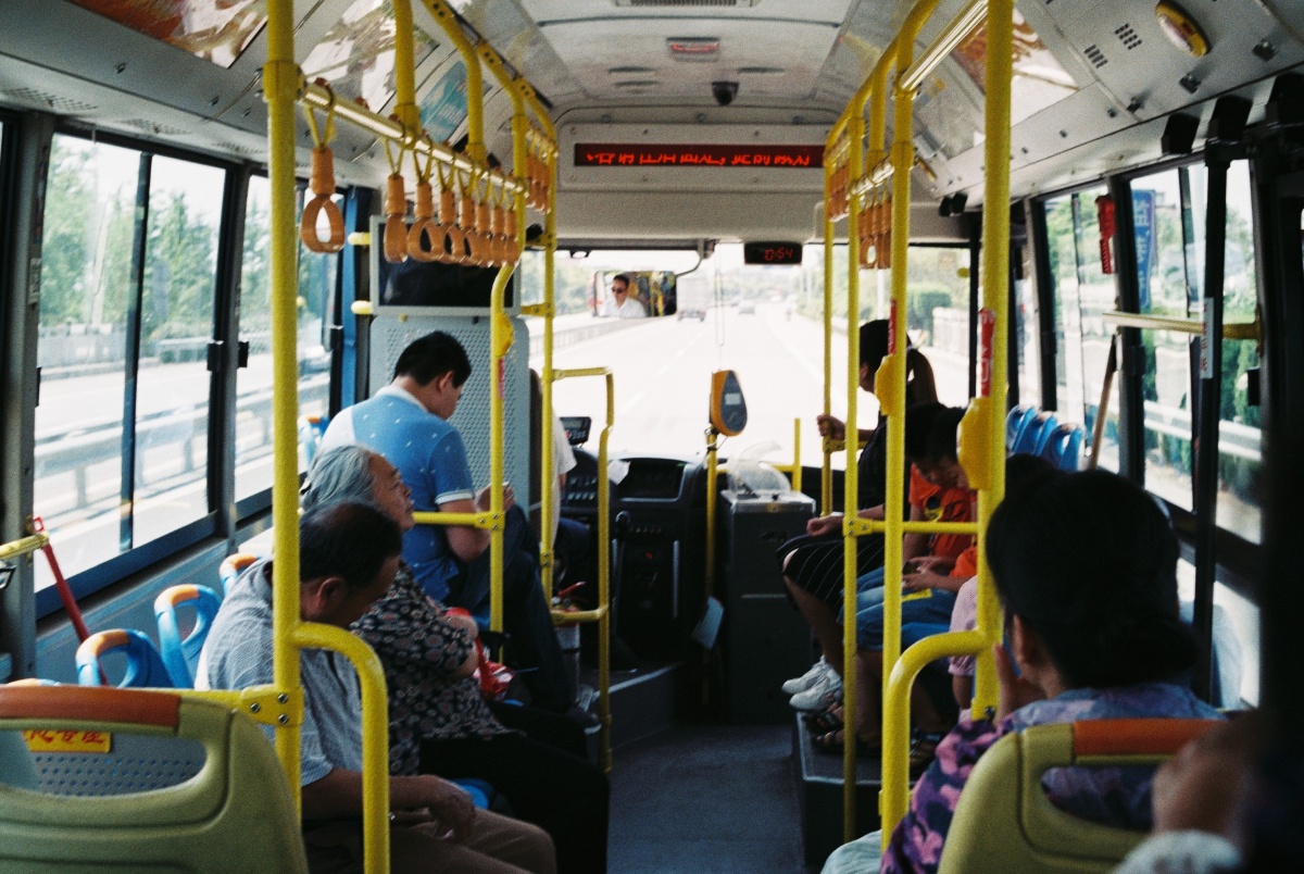 公交里面,车在晃,拍虚了