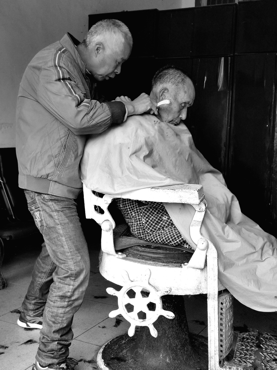 传统剃头方式仅在一些古朴小镇偏远乡村才能寻得这样富有年代感的理发