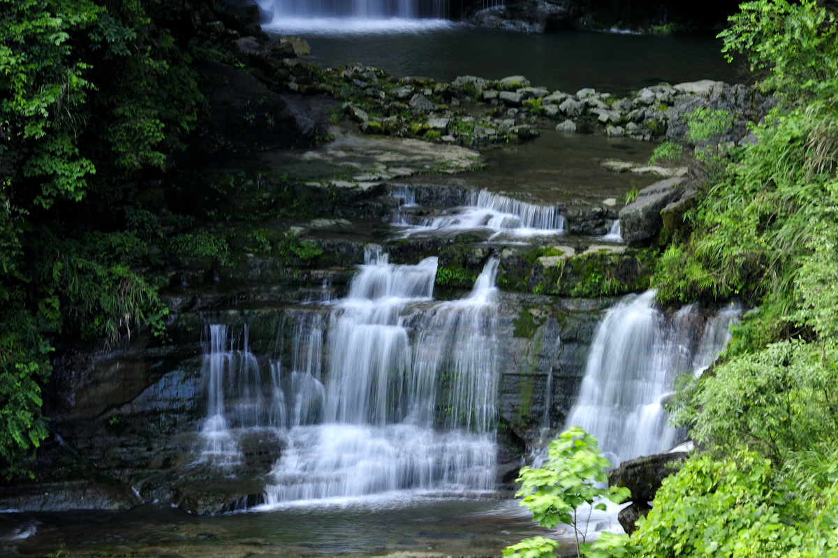 贵州大山深处的腊利村暗河从山腹喷涌而出形成漂亮的瀑布景观