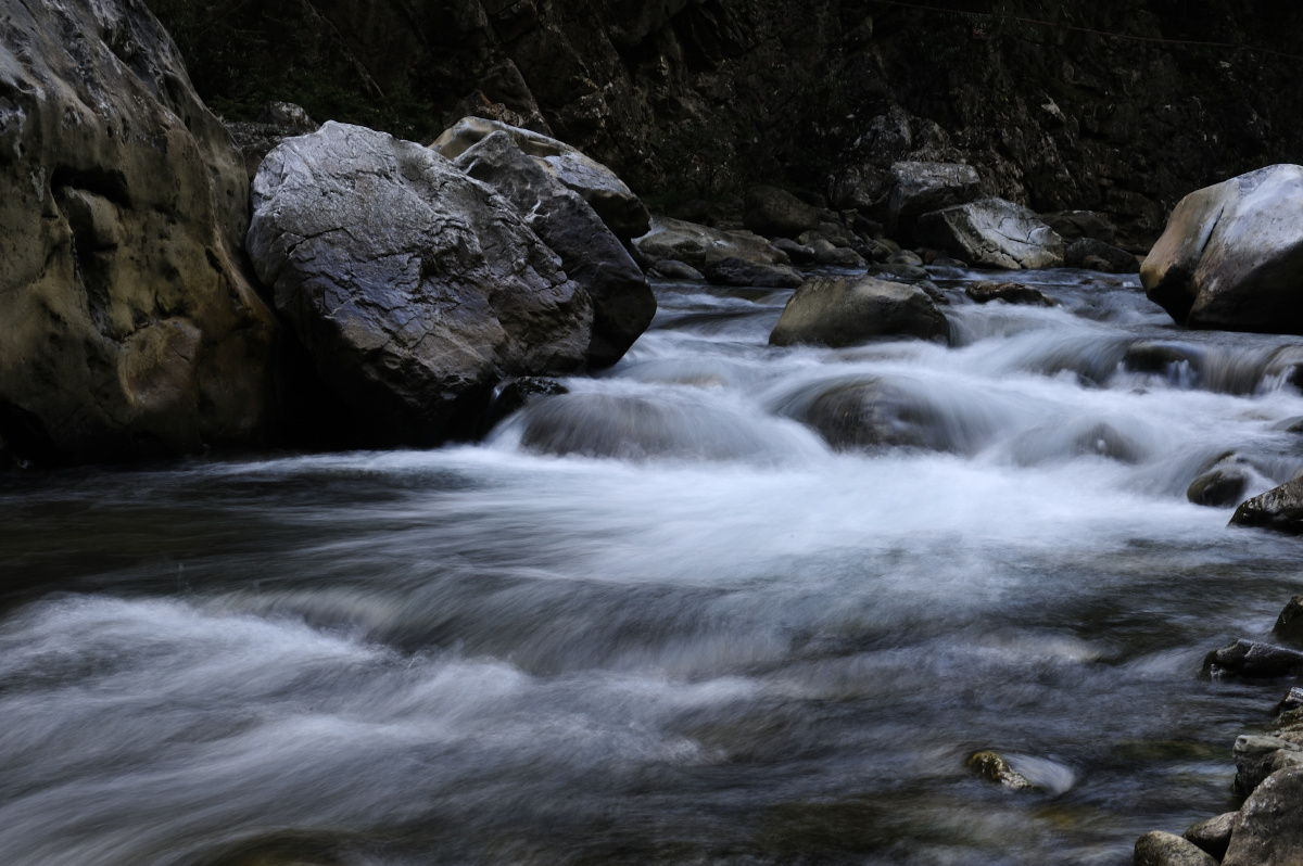 贵州平塘县的掌布风景区救星石风光