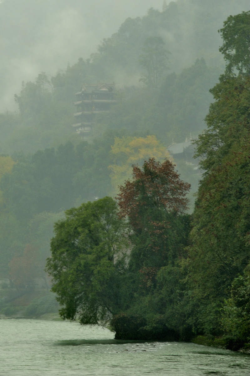 毛毛细雨中的都江堰内江风光