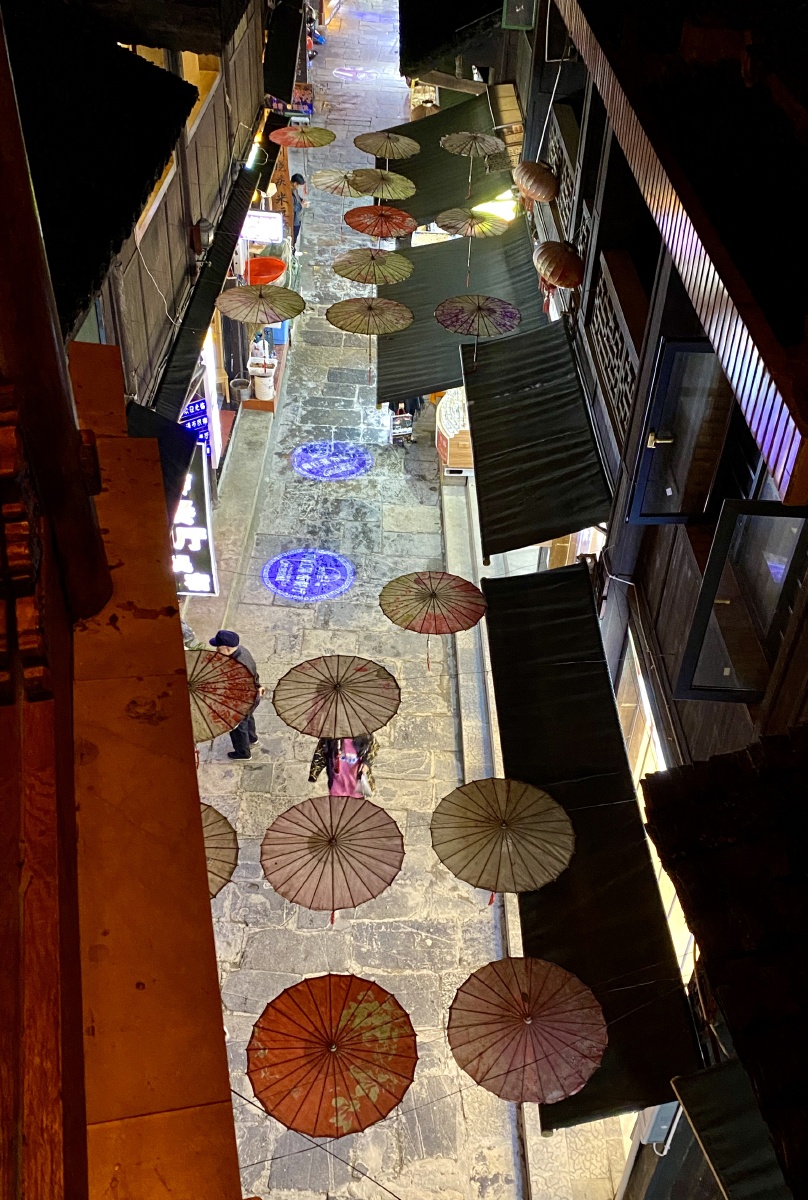 亚洲中国湖南芙蓉镇石板街夜景美丽与传统的魅力