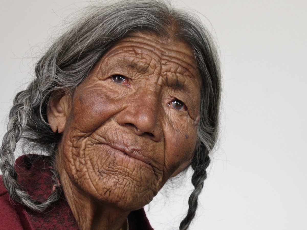 藏族老妇人,岁月与环境磨练了她顽强的生命力!