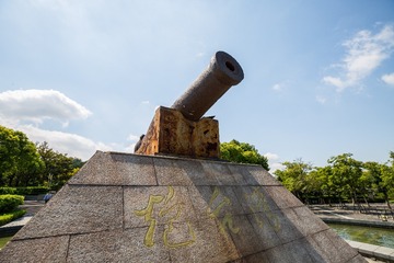 596768