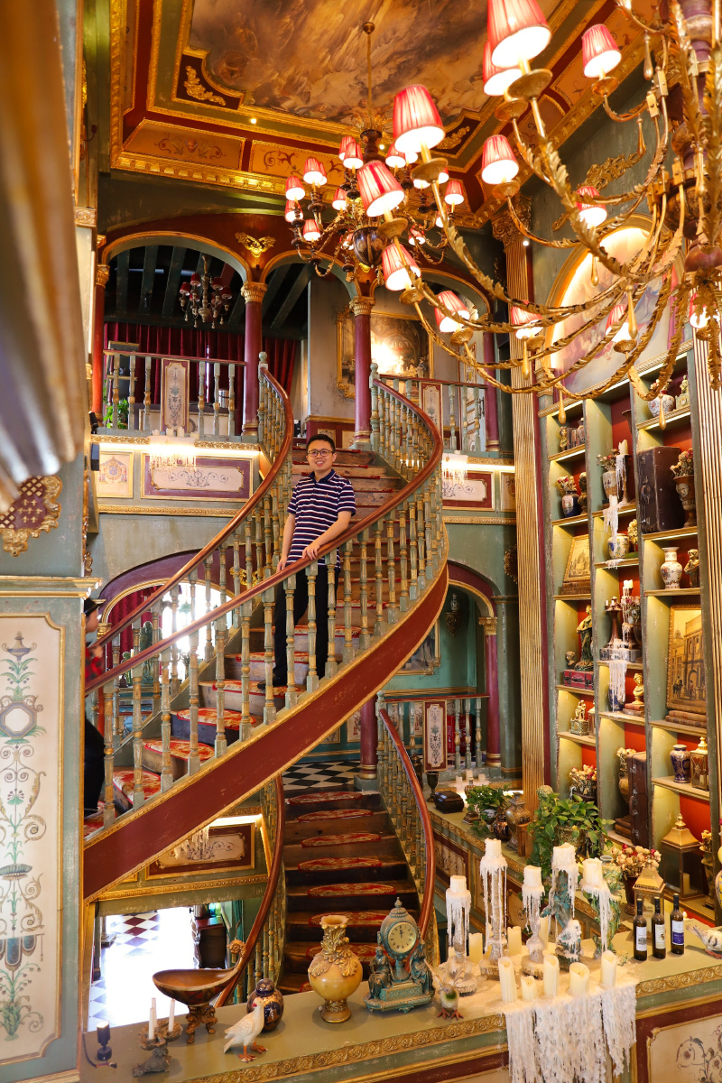 假装在十七世纪的老欧洲咖啡馆