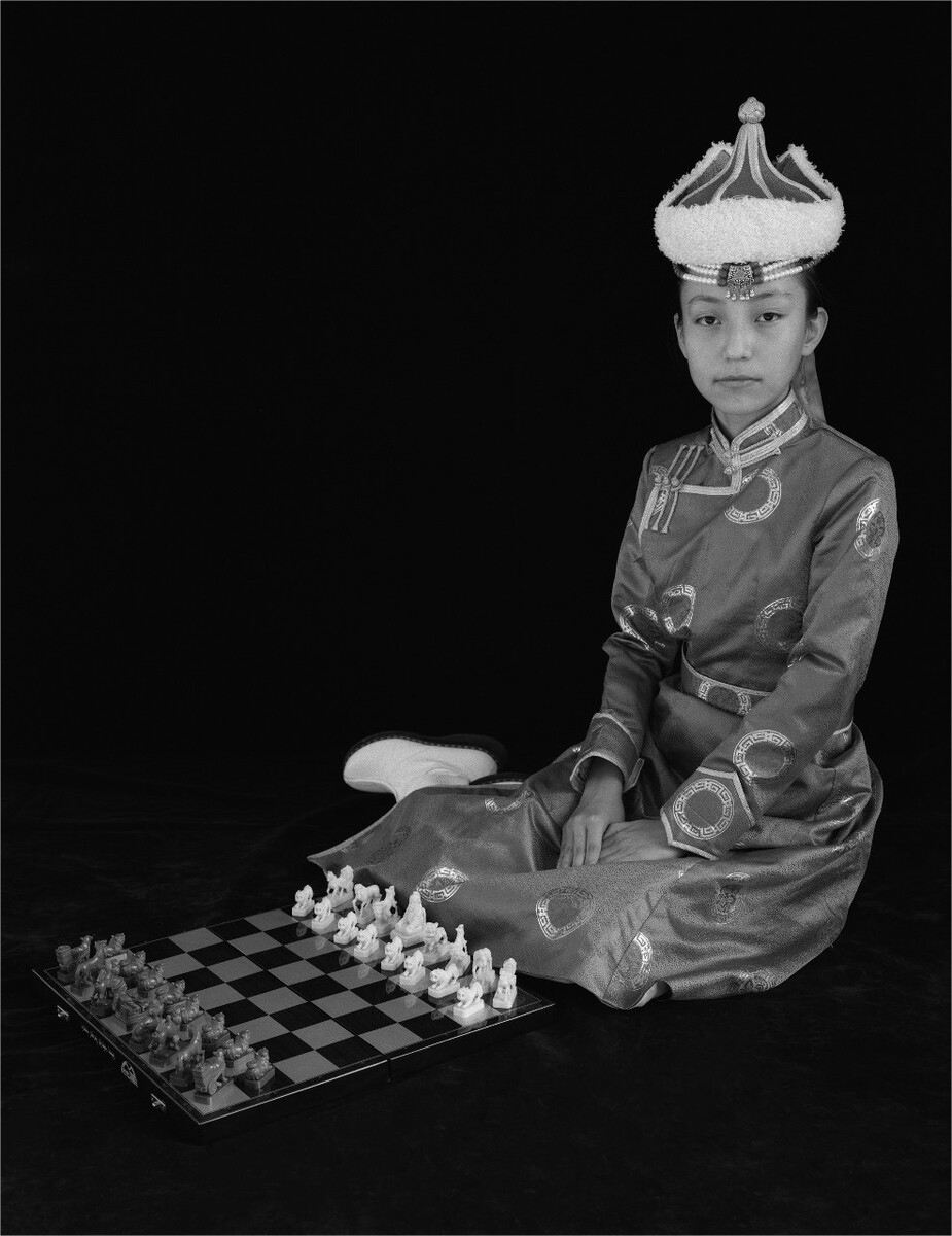 00683. 下象棋的巴尔虎女孩<br />
2018年,陈巴尔虎旗