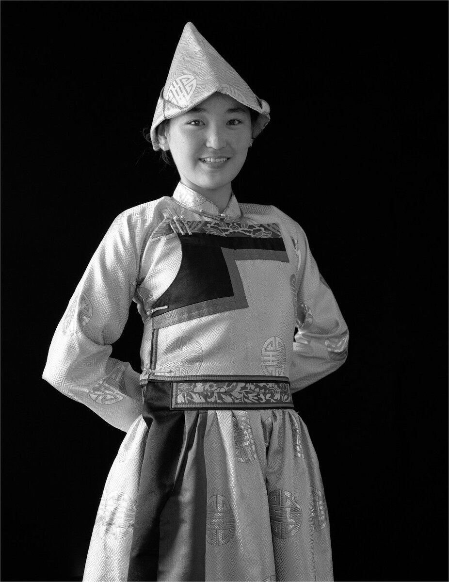 00363. 穿布里亚特服装的巴尔虎少女<br />
2016年,新巴尔虎右旗
