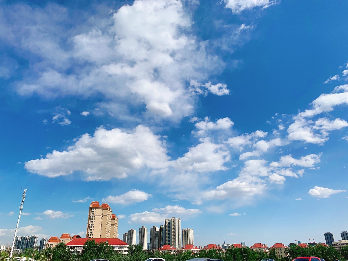 松软香甜的棉花糖湛蓝清澈的大海白云蓝天晴朗天气心情也畅快美好