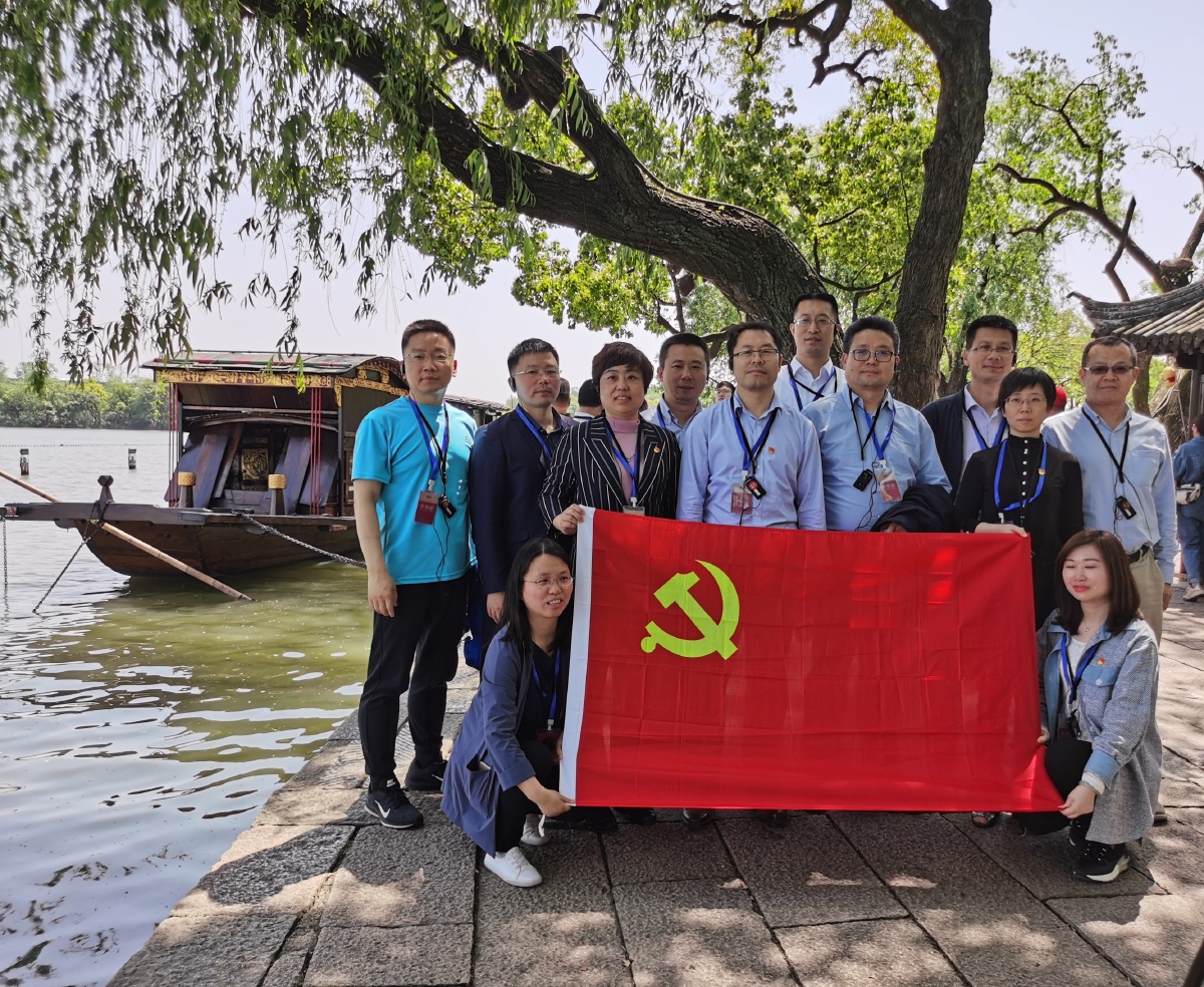 建党百年之际各界人士到嘉兴南湖参观瞻仰红船传承红船精神