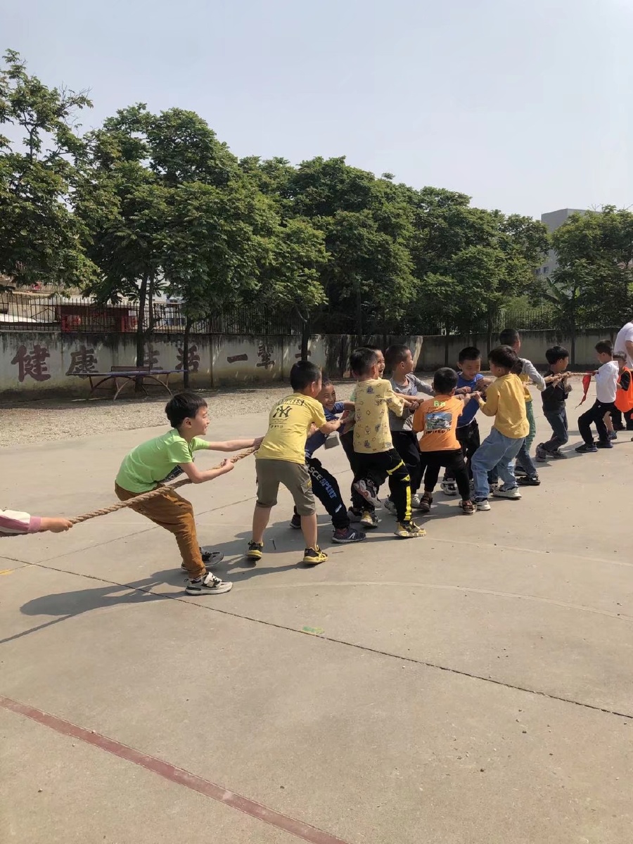 一年级小可爱的拔河比赛图片视频也是小可爱拍摄的