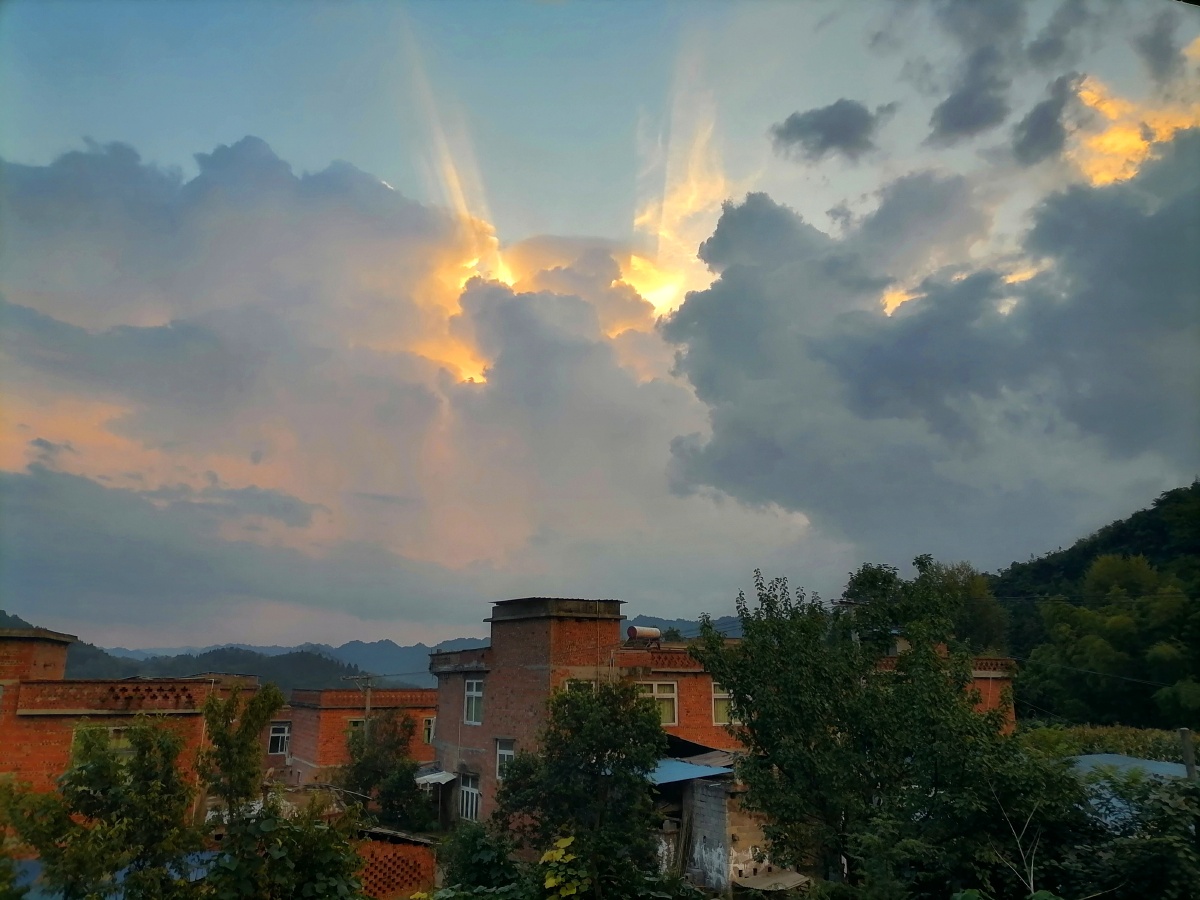 如果说我不曾见过太阳撕开云雾你就是光