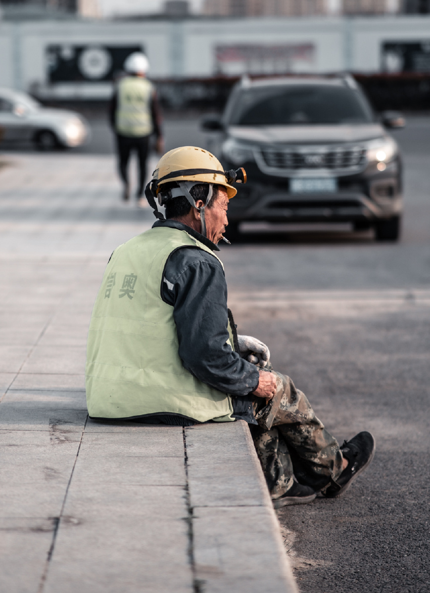 收工沐浴在夕阳西下的微醺农民工大叔抽烟小憩片刻致平凡默默无闻的