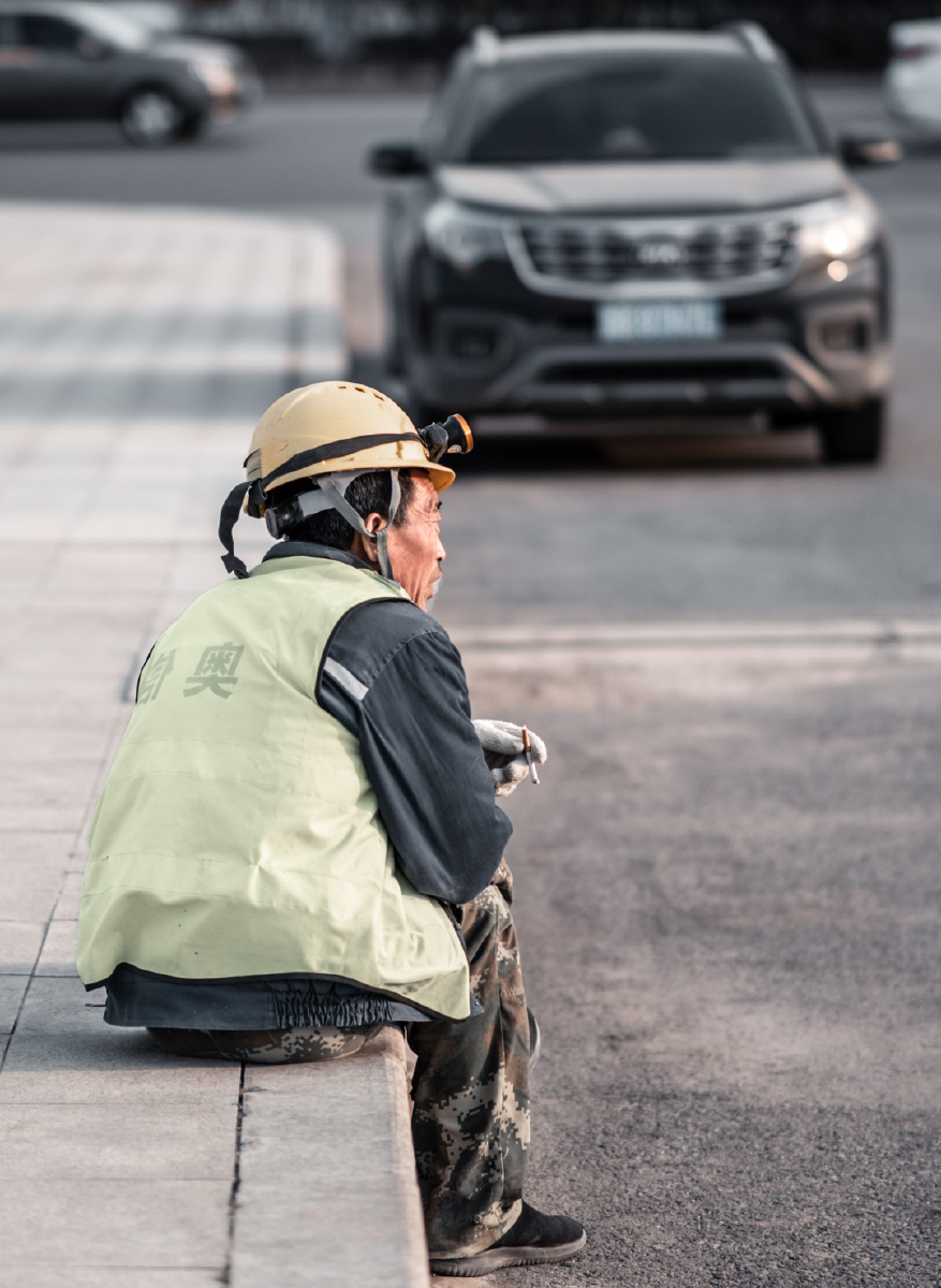 收工沐浴在夕阳西下的微醺农民工大叔抽烟小憩片刻致平凡默默无闻的