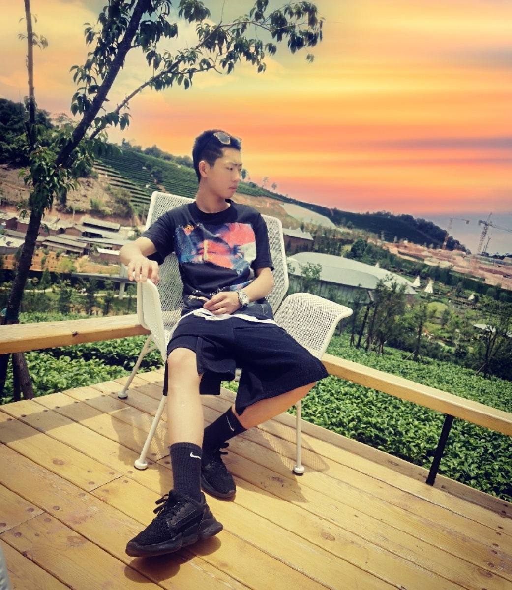 室外旅游天空森林马路游乐园健身帅哥晚霞穿搭t恤短裤夏天建筑物