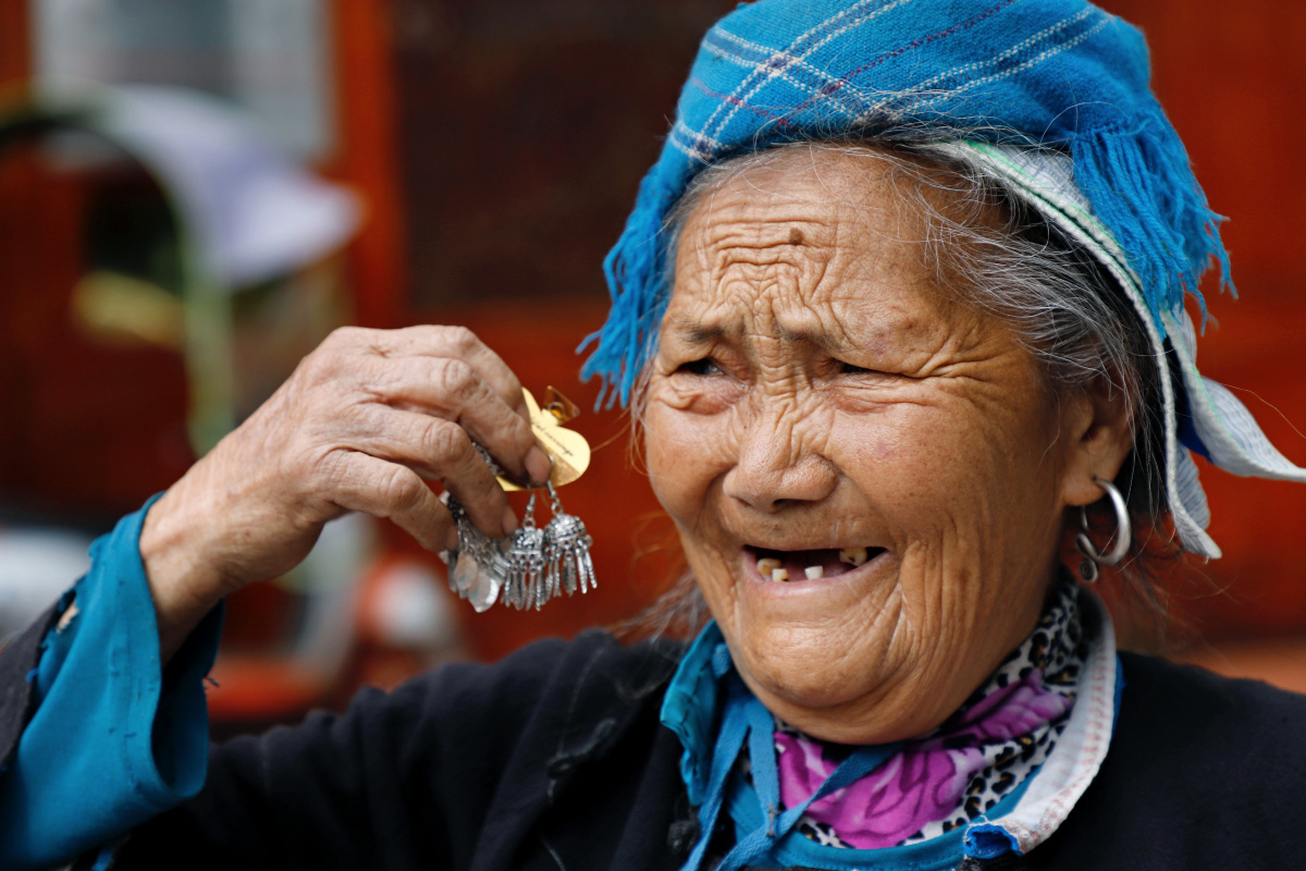 苗族百岁老人:我戴这个好看吗?