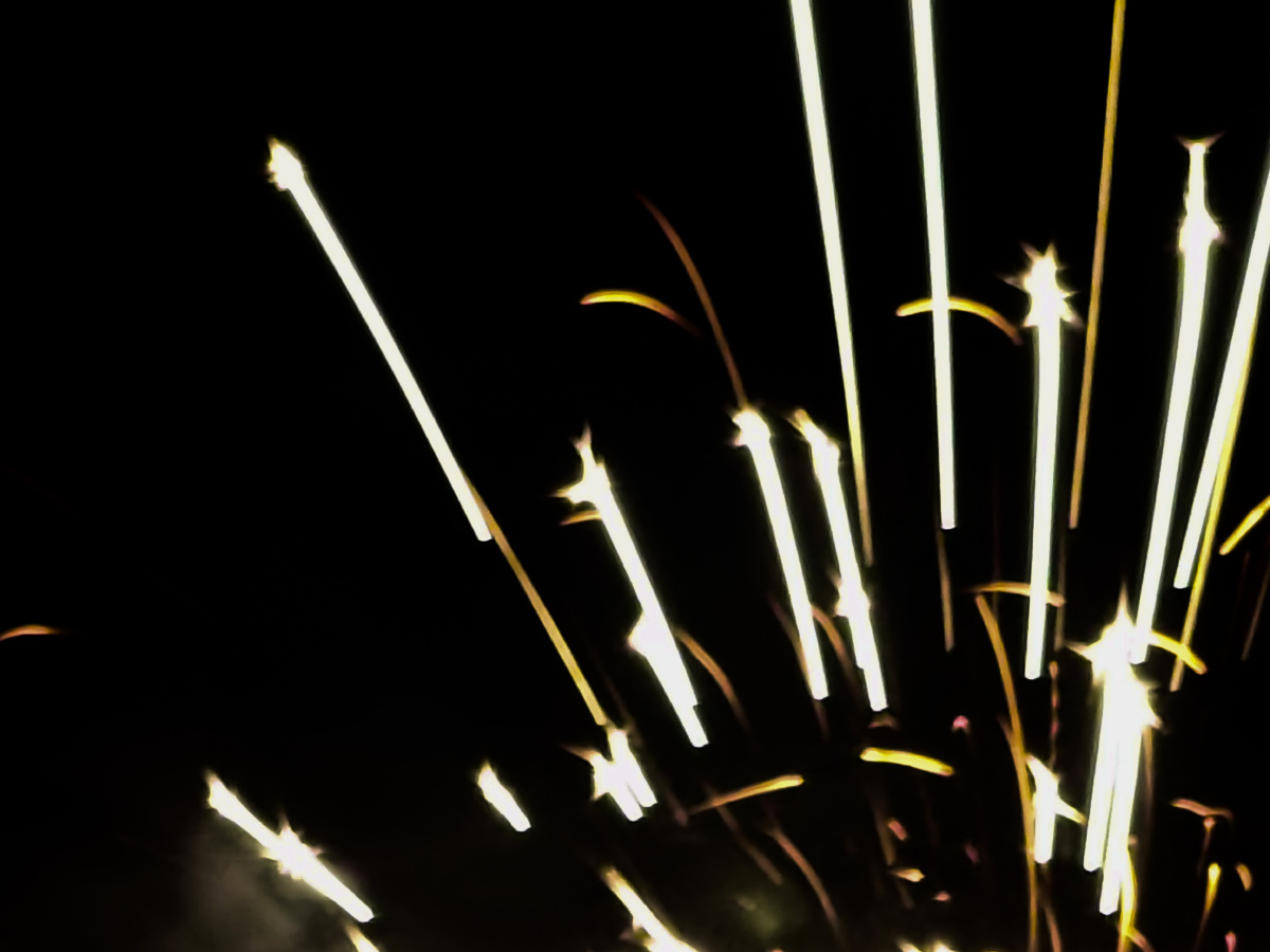 烟花刹那间绚烂它却很耀眼光芒万丈