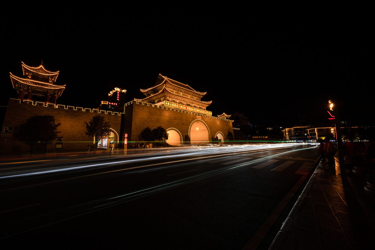 曲靖南城门夜景
