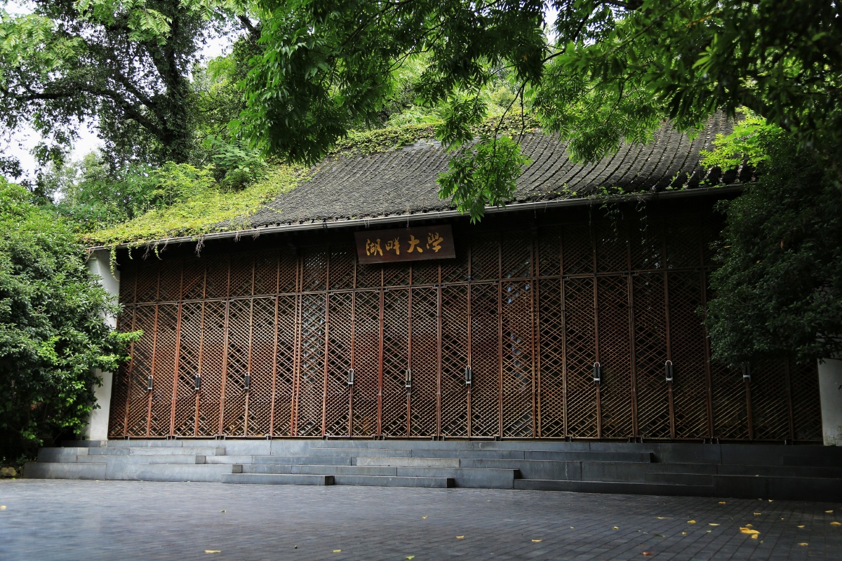 中国民企的黄埔军校湖畔大学