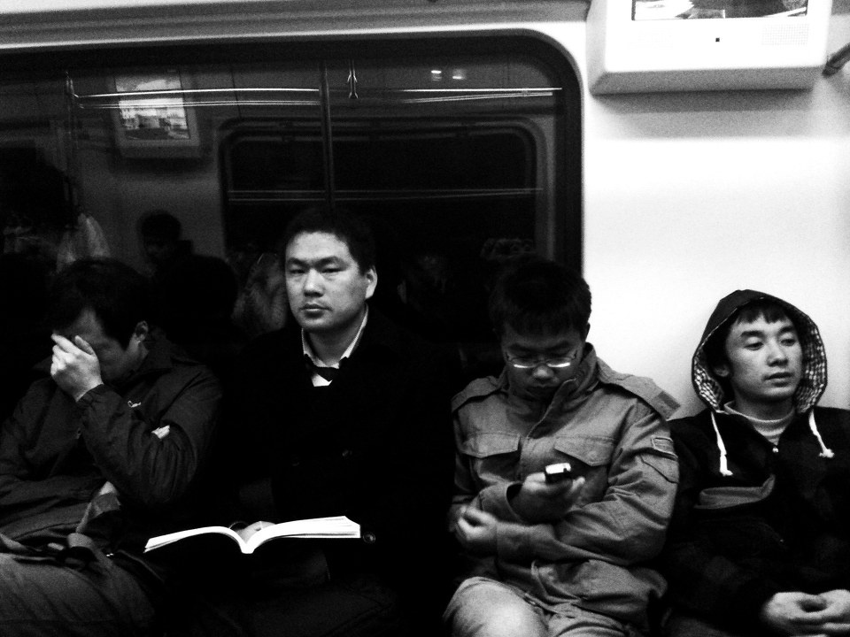 夜班地铁·众生相 —— by iphone br />