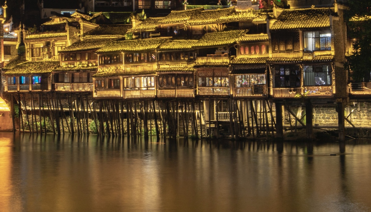吊脚楼夜景