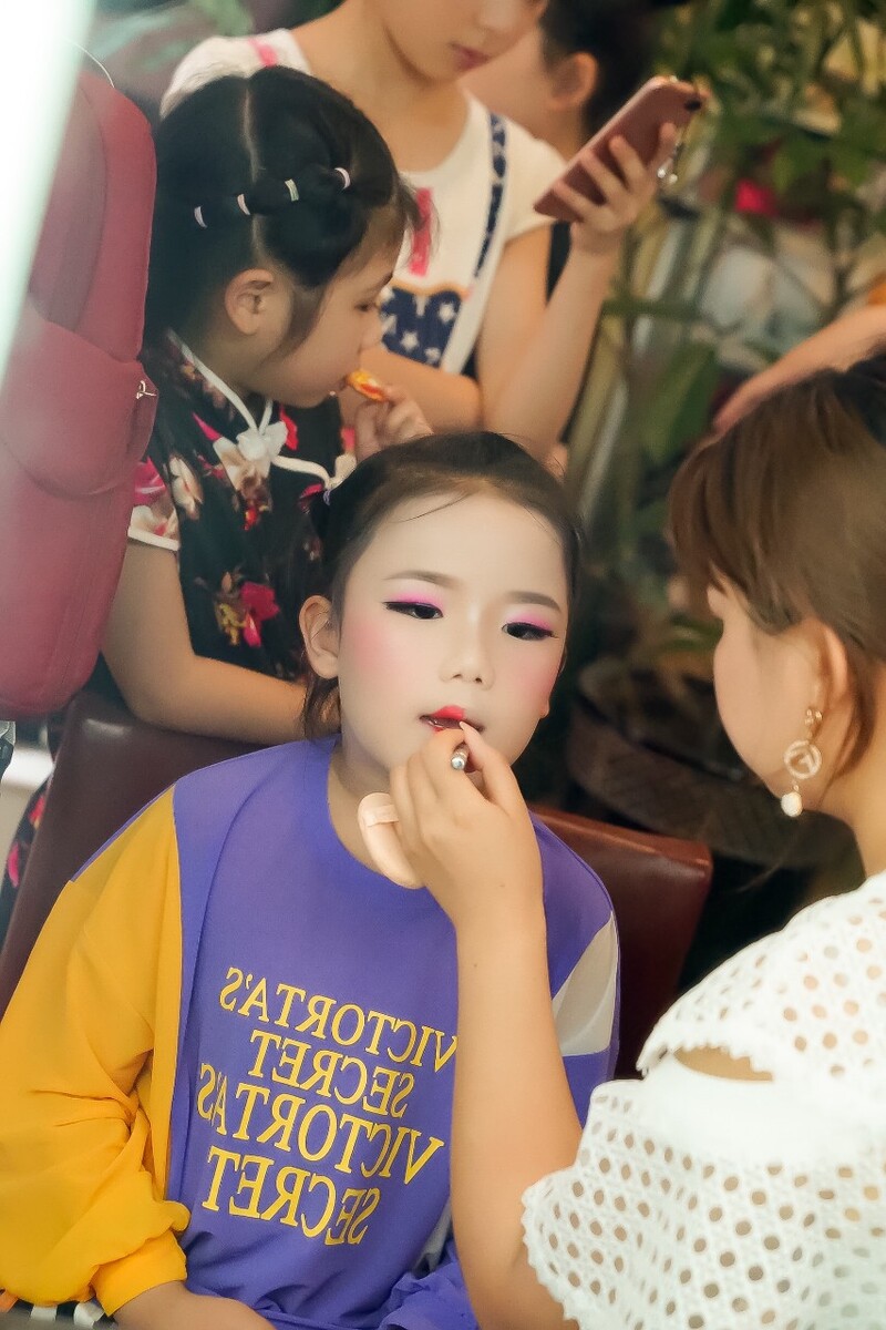 男孩的表演妝怎么畫(男孩表演化妝圖片)