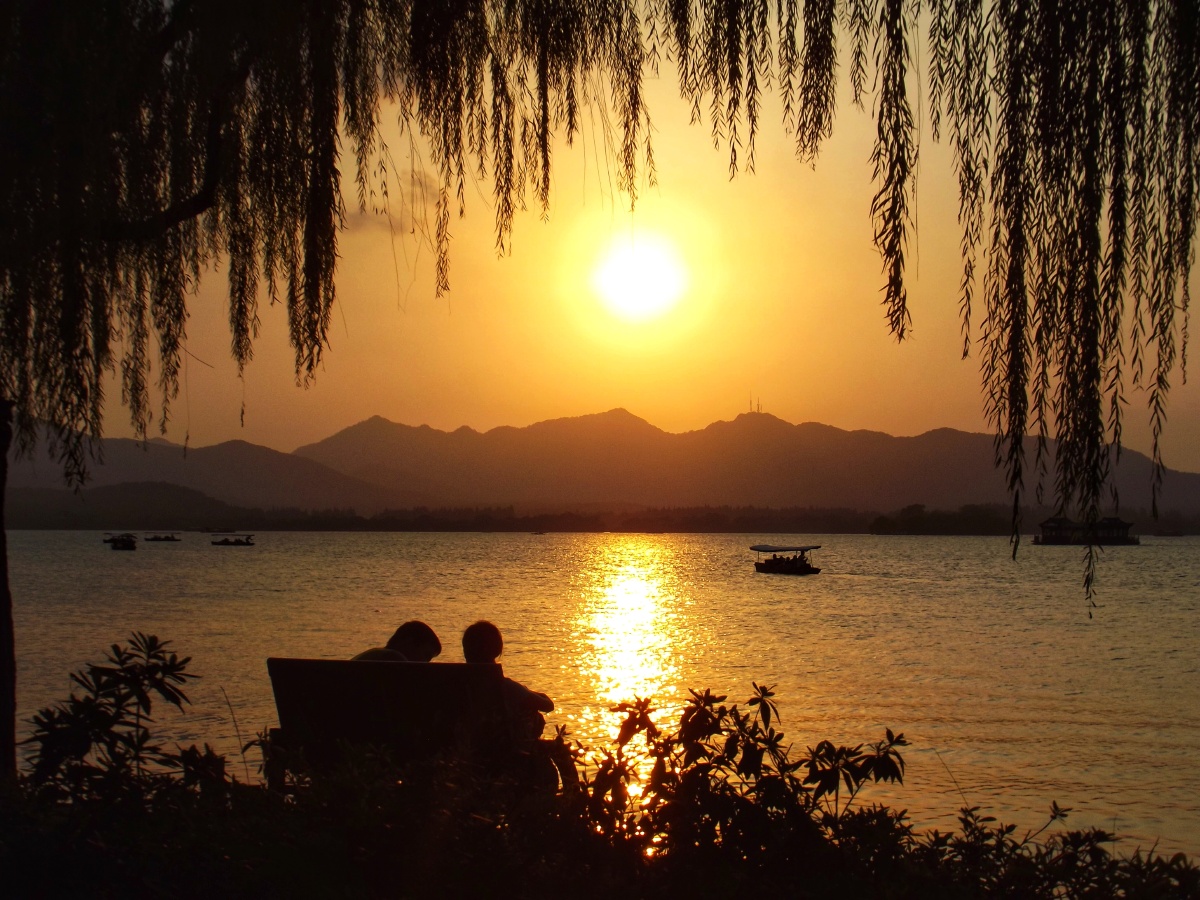 杭州西湖一对恋人西湖边看落日