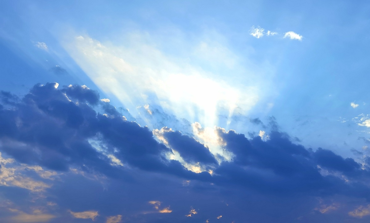 夕阳耶稣光翻云覆雨