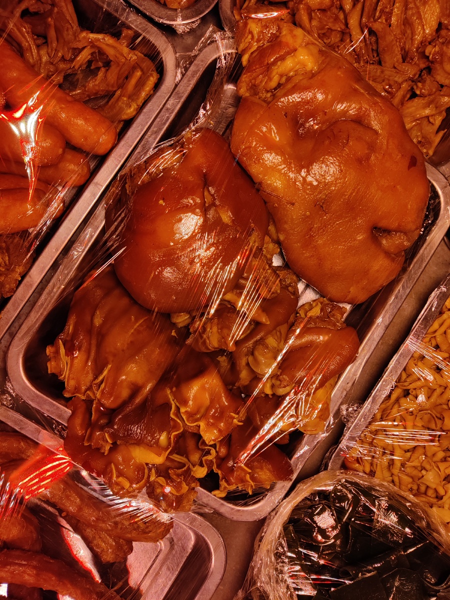 武汉的夜市小摊鸭脖等卤味小食