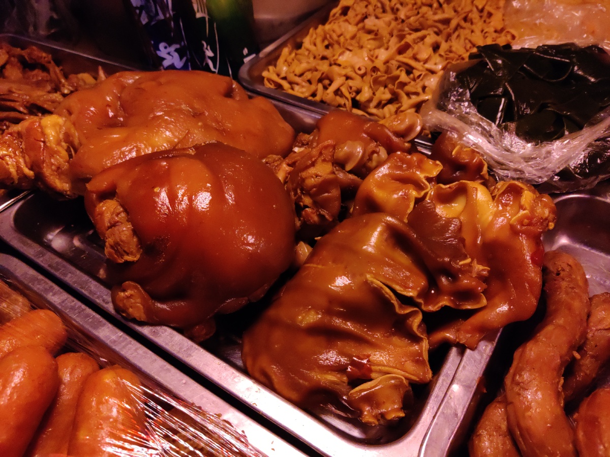 武汉的夜市小摊鸭脖等卤味小食