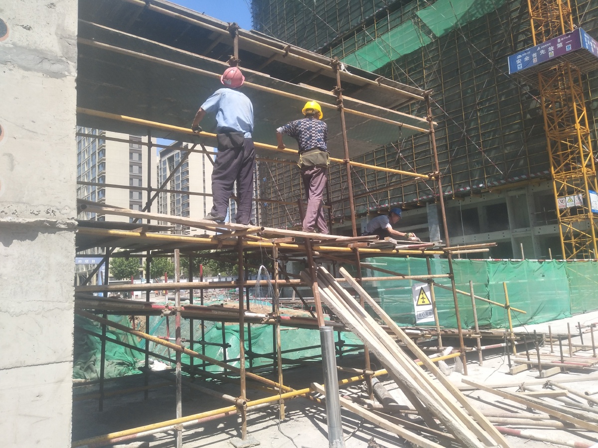 火辣太阳下,正在干活的农民工兄弟们!