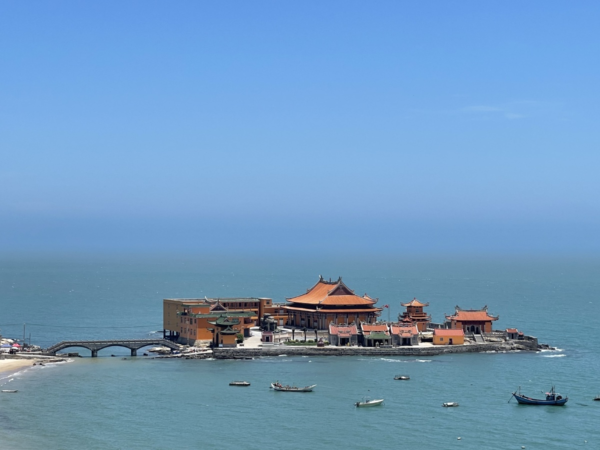 石狮黄金海岸建立在海边的洛伽寺风浪无法将其推倒犹如镇海的宫殿屹立