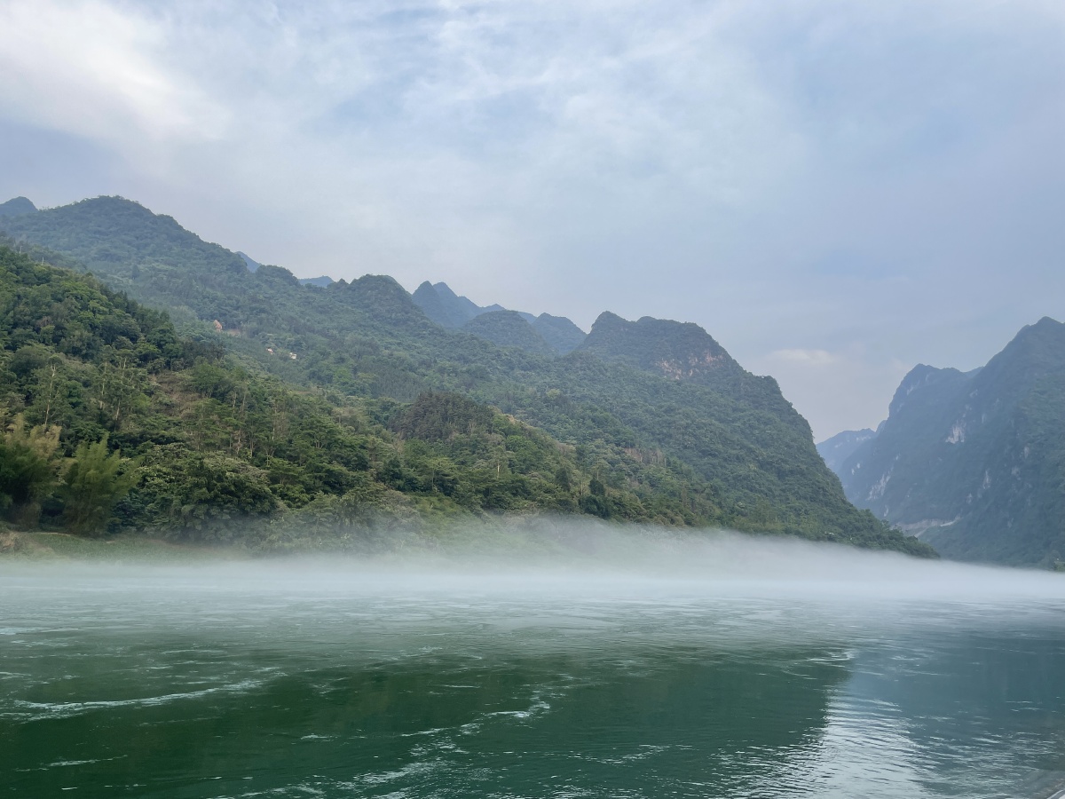 江上一片孤舟雾里行