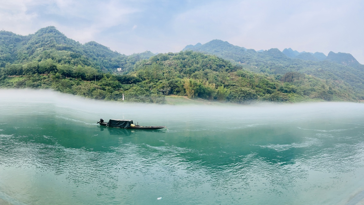 江上一片孤舟雾里行