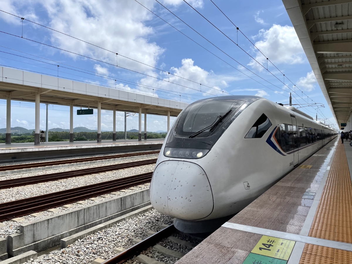 阳江站77阳光正好和谐号刚好进站阳江站旁边就有个湖出门也舒适