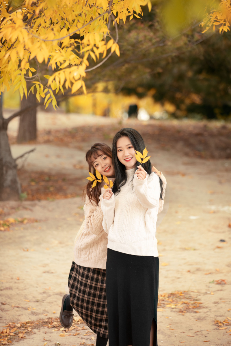 秋日里的温柔事就是和闺蜜手拉着手跑过枫叶下呀