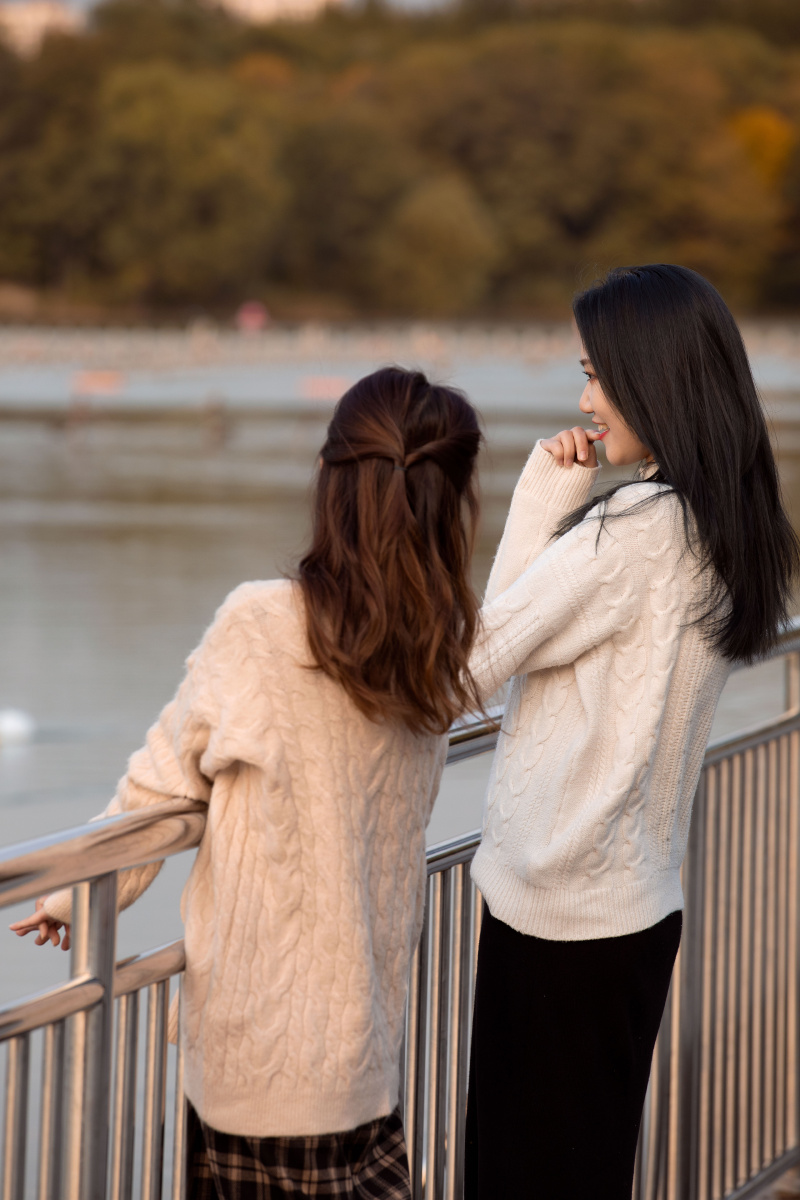 秋日里的温柔事就是和闺蜜手拉着手跑过枫叶下呀