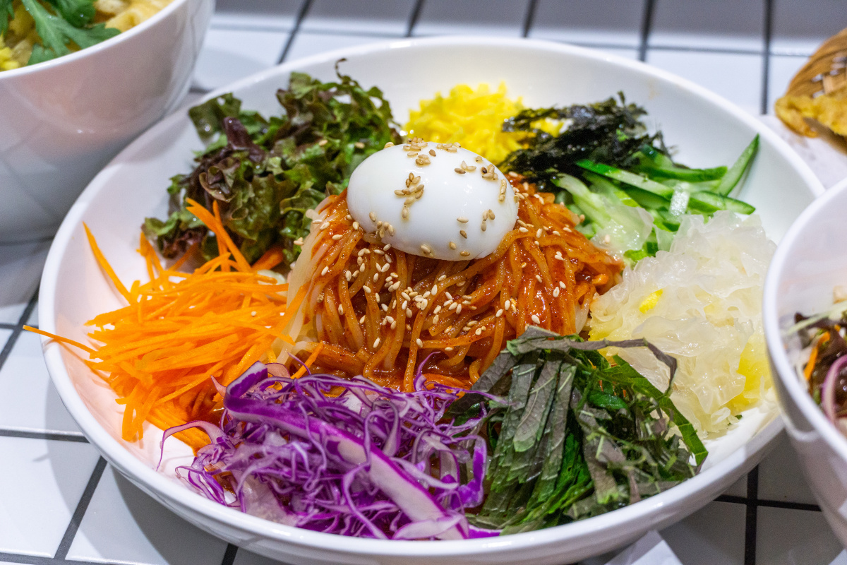 健康饮食韩国传统饮食时蔬拌面