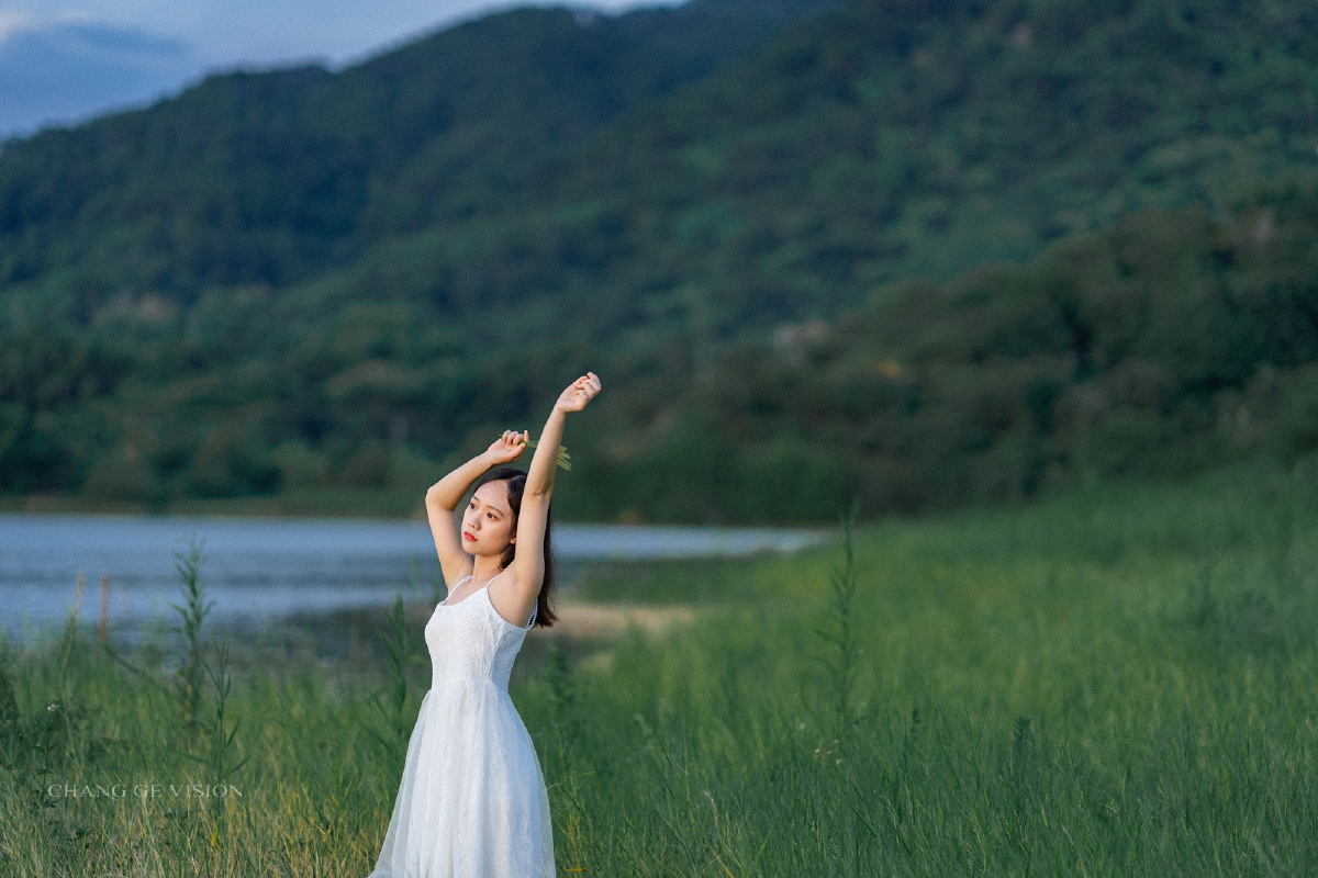 湖边美女