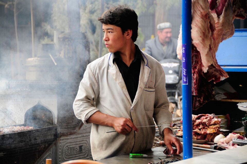 烤羊肉串的青年<br />
