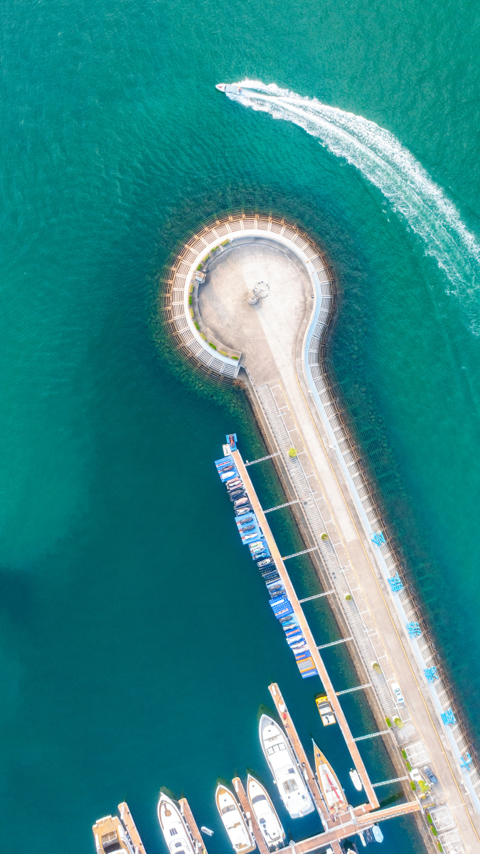 深圳大鹏南澳七星湾游艇会一艘快艇正在返航