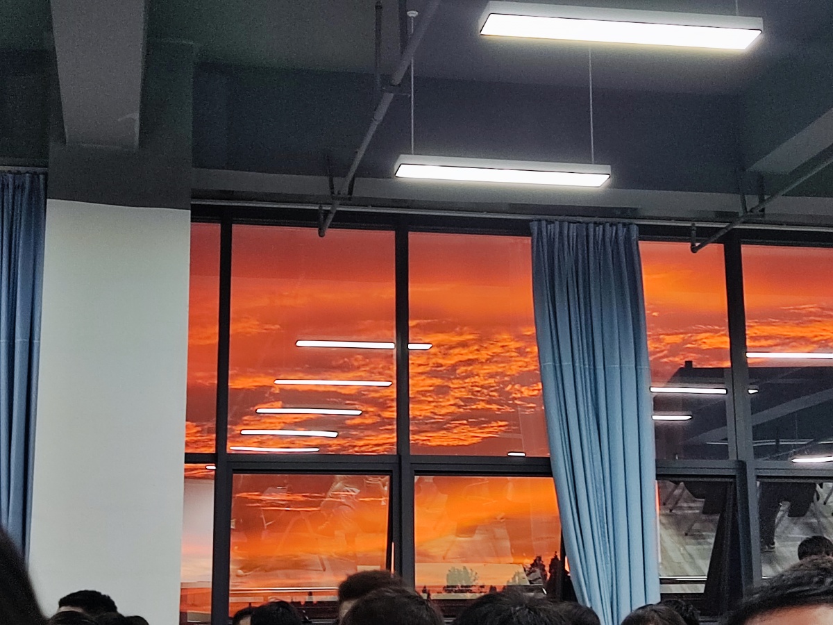 好看的晚霞总是出现在校园里燥热的晚自习