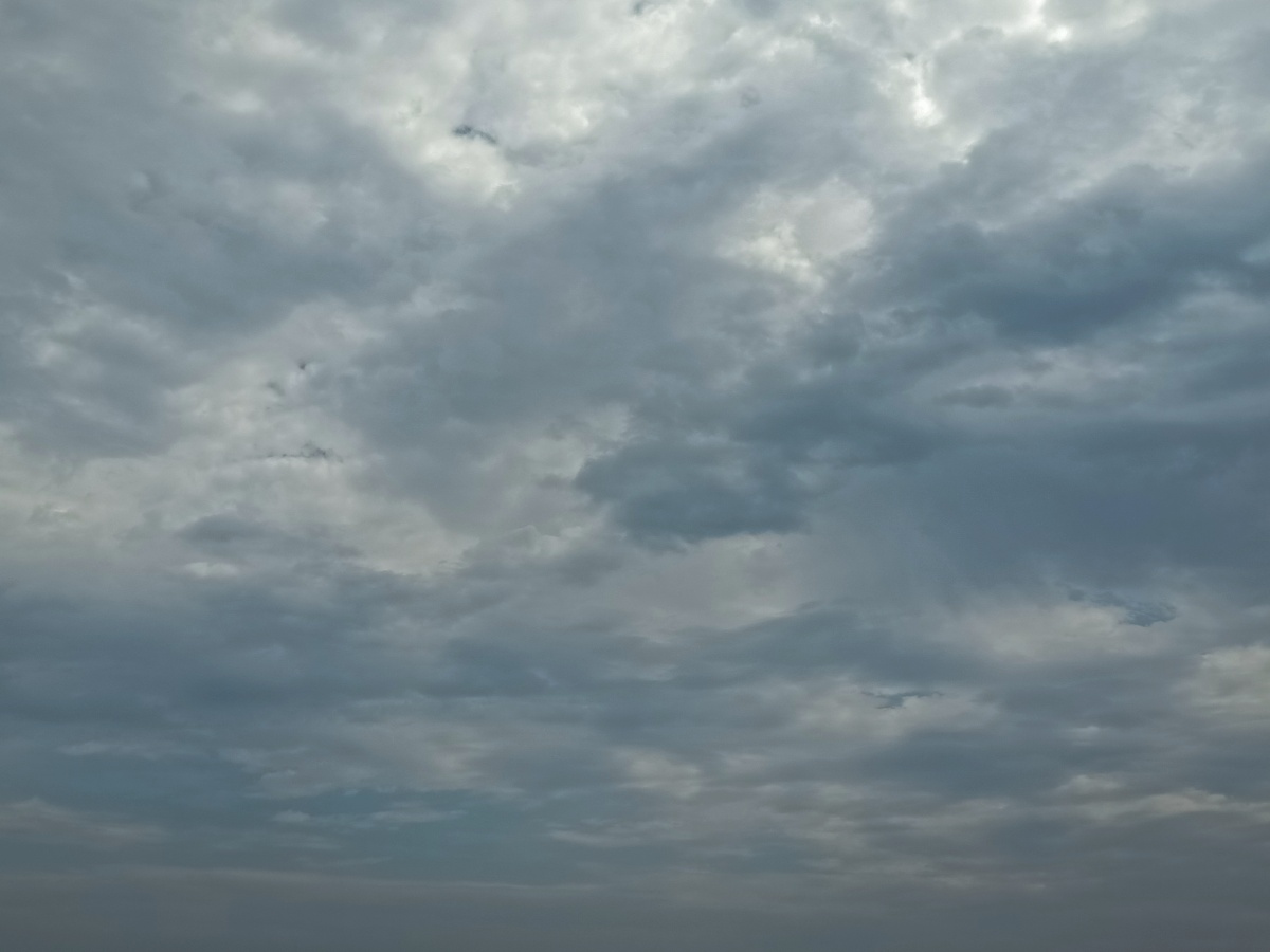 今天的天阴沉沉的