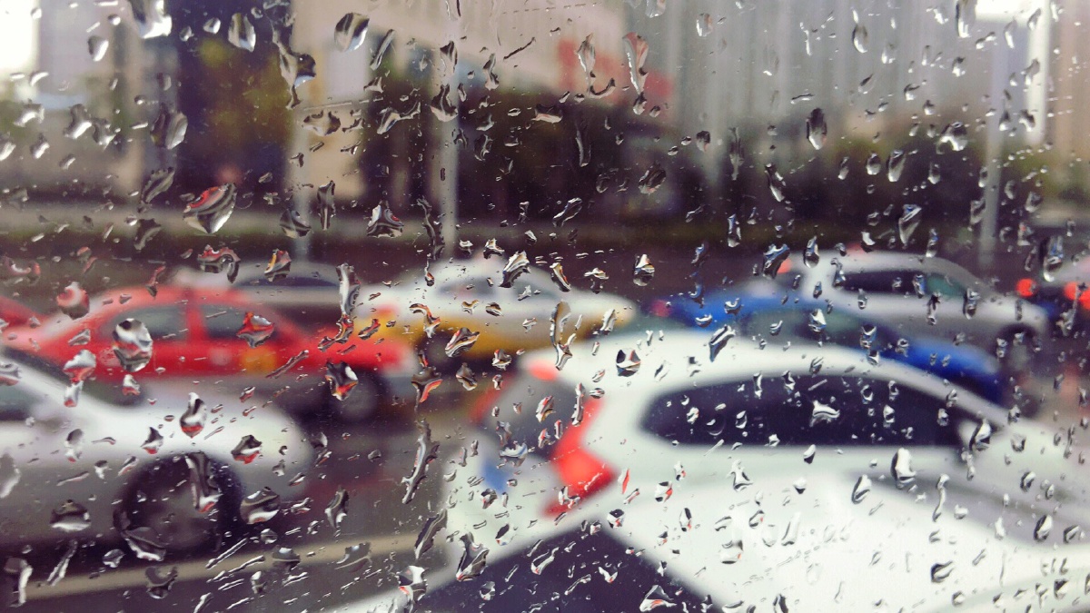 车窗上的雨滴