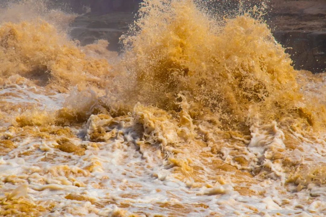 时维六月黄河壶口瀑布巨浪拍山岩山岩吞巨浪水流沿岸走侧瀑连成群金浪