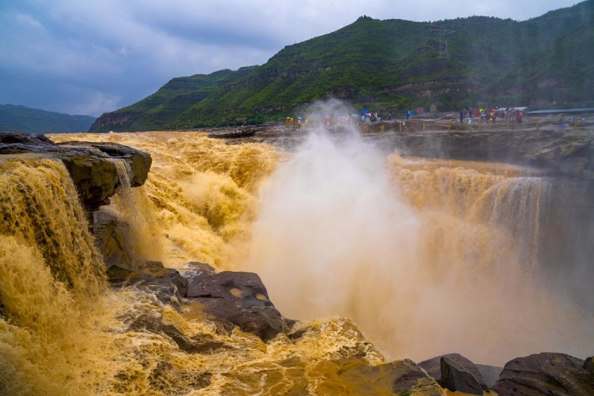 时维六月黄河壶口瀑布巨浪拍山岩山岩吞巨浪水流沿岸走侧瀑连成群金浪