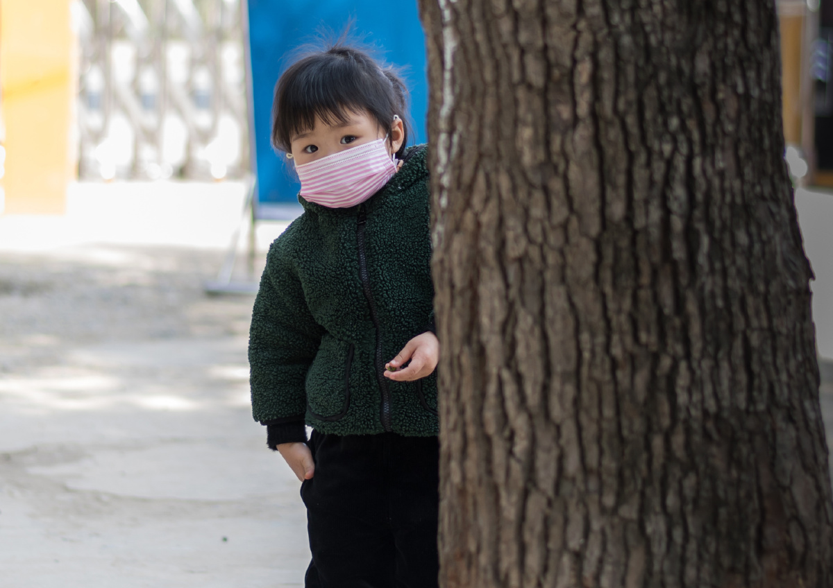 新冠肺炎防控期间,封闭的小区里,一小女孩怯生生的眼睛.