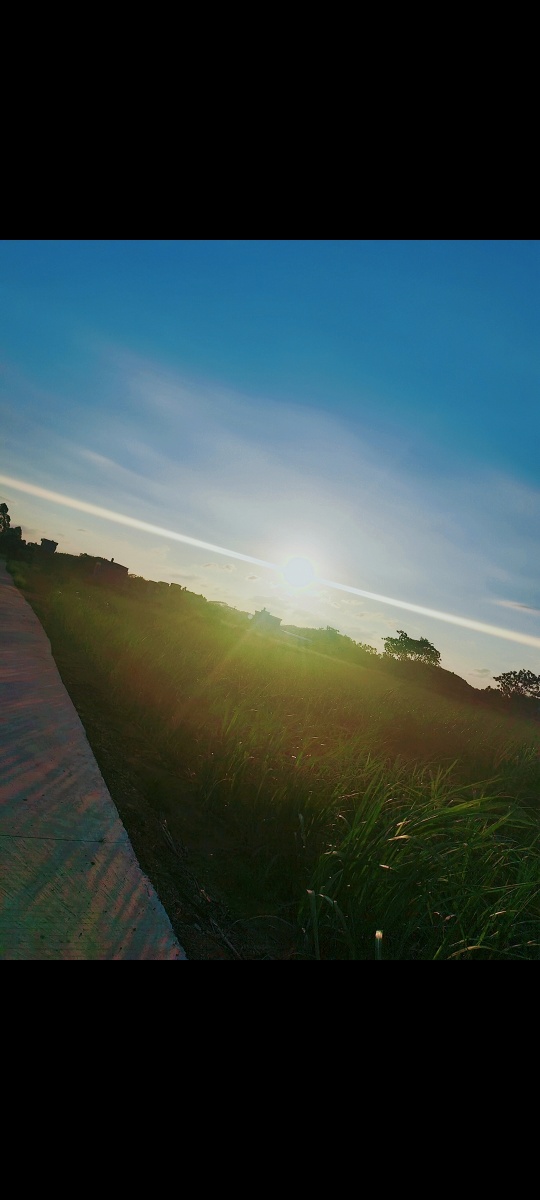 傍晚六点,日落西山的太阳